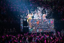 トロッコに乗って去り行くでんぱ組.inc。