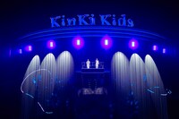 人気画像6位は「KinKi Kids、改名発表後初の東京ドームで3時間にわたり熱唱＆熱弁」より、「KinKi Kids Concert 2024-2025 DOMOTO」東京ドーム公演の様子。