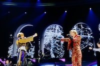 人気画像8位は「KinKi Kids、改名発表後初の東京ドームで3時間にわたり熱唱＆熱弁」より、「KinKi Kids Concert 2024-2025 DOMOTO」東京ドーム公演の様子。