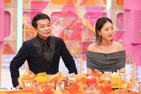 MCの中山秀征と進行の池田美優。©︎フジテレビ