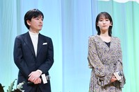 左から山田兼司、吉岡里帆。