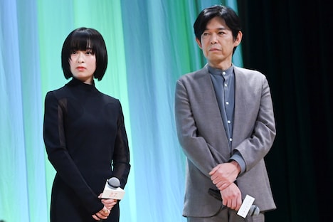 左から森七菜、坂元裕二。