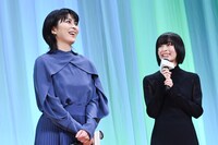 松たか子（左）との共演を喜ぶ森七菜（右）。