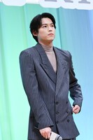 松たか子がアクセサリーを落として手のひらに乗せていたところ、自身のポケットに入れて保管する松村北斗。