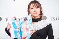 写真集のお気に入りカットを紹介する辻野かなみ（超ときめき♡宣伝部）。