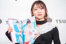 写真集のお気に入りカットを紹介する辻野かなみ（超ときめき♡宣伝部）。