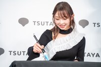 書き初めをする辻野かなみ（超ときめき♡宣伝部）。