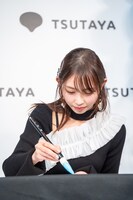 書き初めをする辻野かなみ（超ときめき♡宣伝部）。