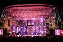 「Sakura」歌唱時のBiSのライブの様子。