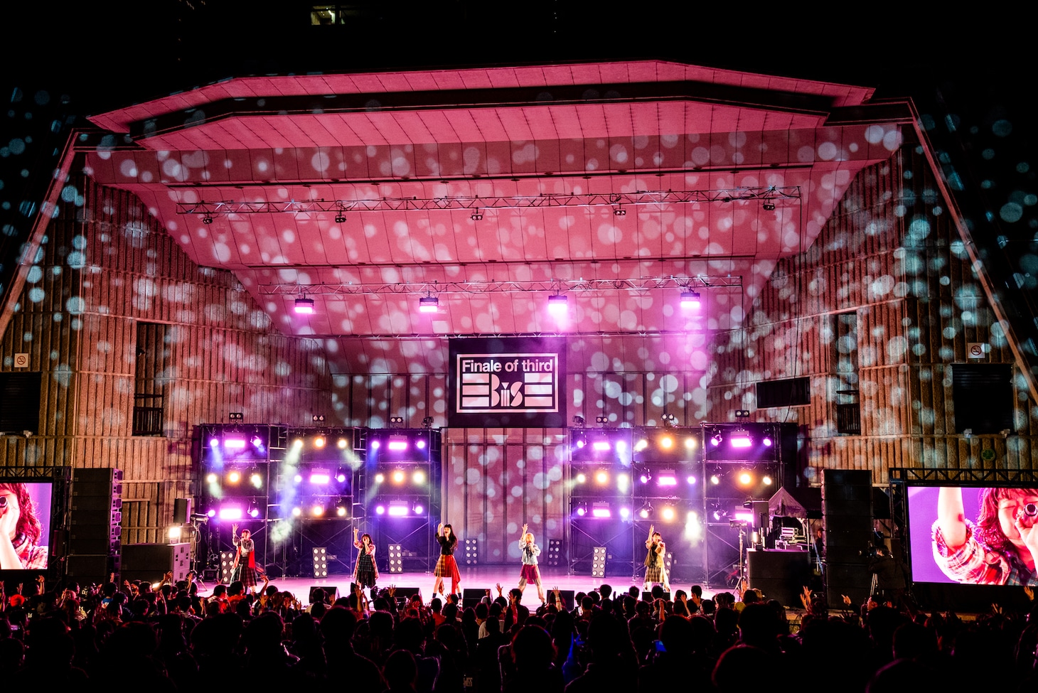 「Sakura」歌唱時のBiSのライブの様子。