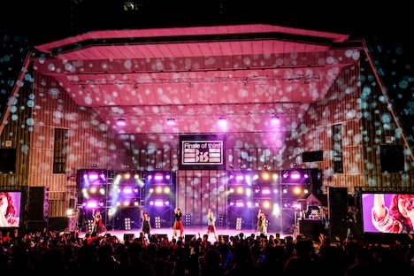 「Sakura」歌唱時のBiSのライブの様子。