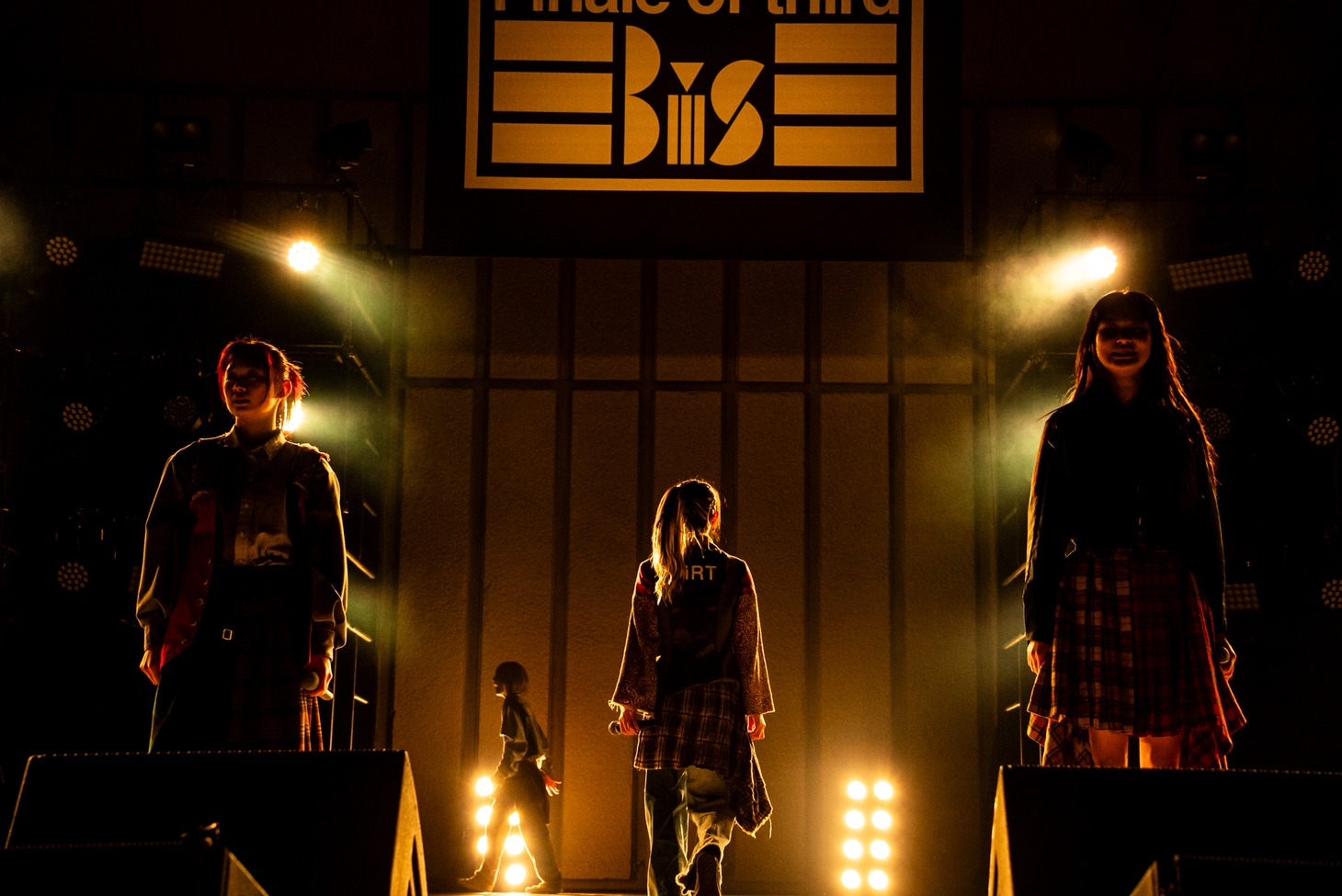 ステージを去るヒューガー。