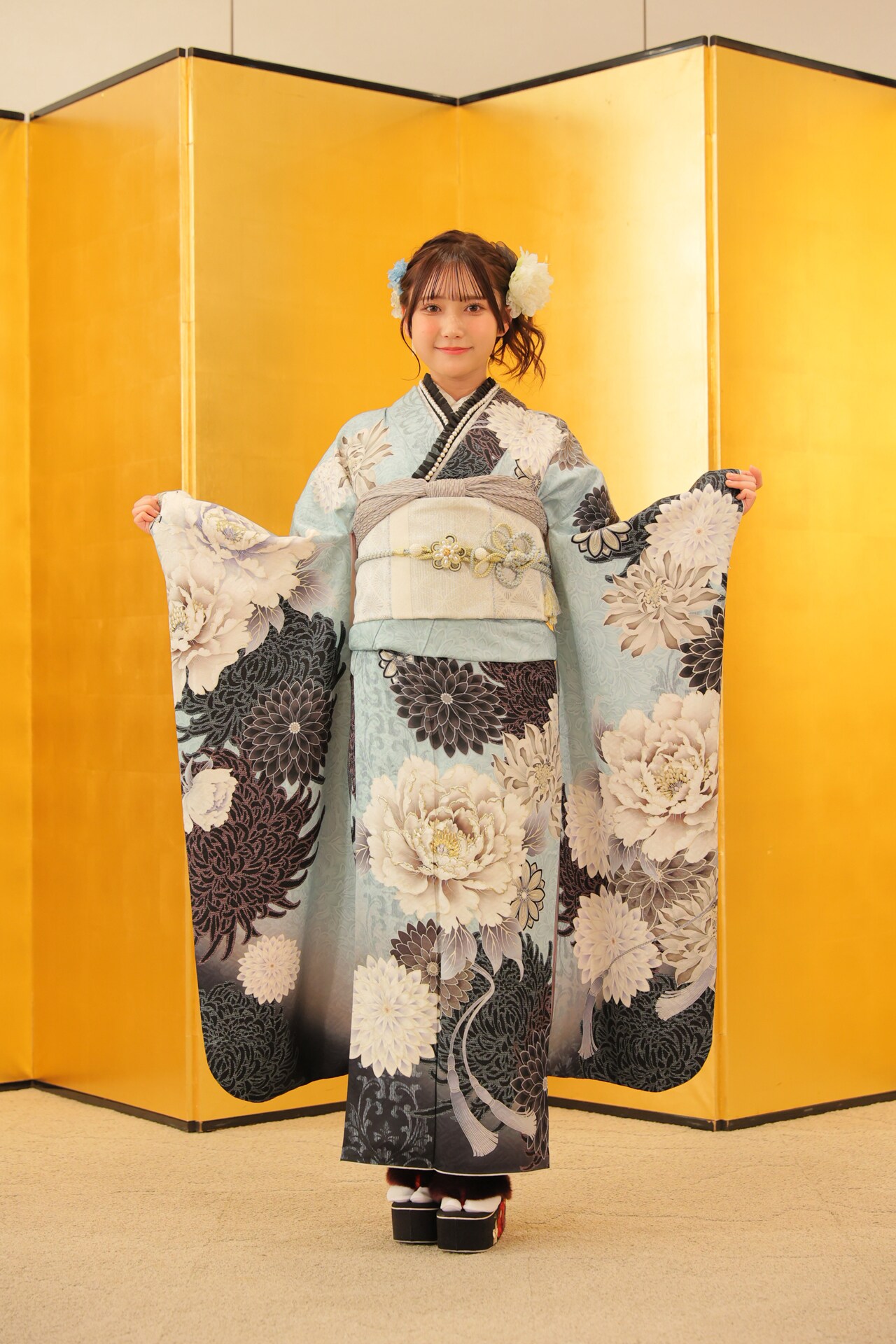 AKB48新成人メンバーが白蛇とパシャリ、20周年のグループ