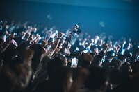 「川崎鷹也 2024-2025 Hall Tour『愛心 -MANAGOKORO-』」パシフィコ横浜 国立大ホール公演の様子。（撮影：スエヨシリョウタ）