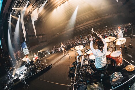 「川崎鷹也 2024-2025 Hall Tour『愛心 -MANAGOKORO-』」パシフィコ横浜 国立大ホール公演の様子。（撮影：スエヨシリョウタ）