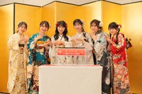 左から正鋳真優、山崎空、佐藤綺星、八木愛月、鈴木くるみ、布袋百椛。 ©AKB48