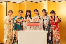 左から正鋳真優、山崎空、佐藤綺星、八木愛月、鈴木くるみ、布袋百椛。 ©AKB48