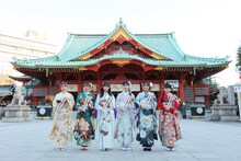 左から正鋳真優、山崎空、佐藤綺星、八木愛月、鈴木くるみ、布袋百椛。 ©AKB48