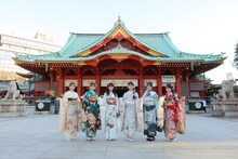 左から正鋳真優、山崎空、佐藤綺星、八木愛月、鈴木くるみ、布袋百椛。 ©AKB48