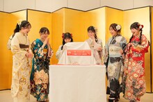 左から正鋳真優、山崎空、佐藤綺星、八木愛月、鈴木くるみ、布袋百椛。 ©AKB48