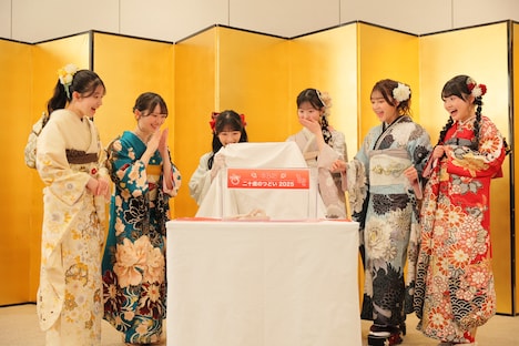 左から正鋳真優、山崎空、佐藤綺星、八木愛月、鈴木くるみ、布袋百椛。 ©AKB48