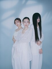 羊文学、アニメ「サイレント・ウィッチ」のOP曲「Feel」リリース決定