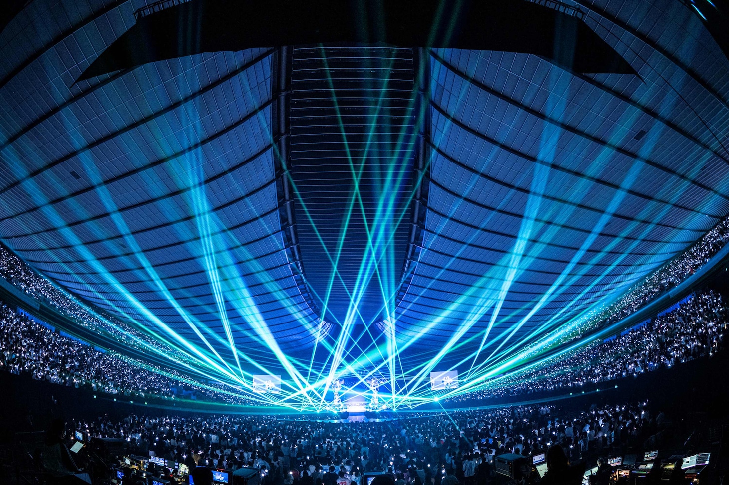 「NiziU Live with U 2024-2025 "AWAKE"」東京公演の様子。（撮影：田中聖太郎写真事務所）