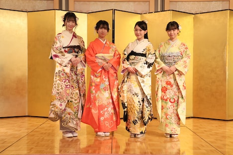 左から奥野心羽、澤田奏音、篠原京香、倉本羽菜。 ©2025 Zest, Inc. / 衣装協力：株式会社清水屋