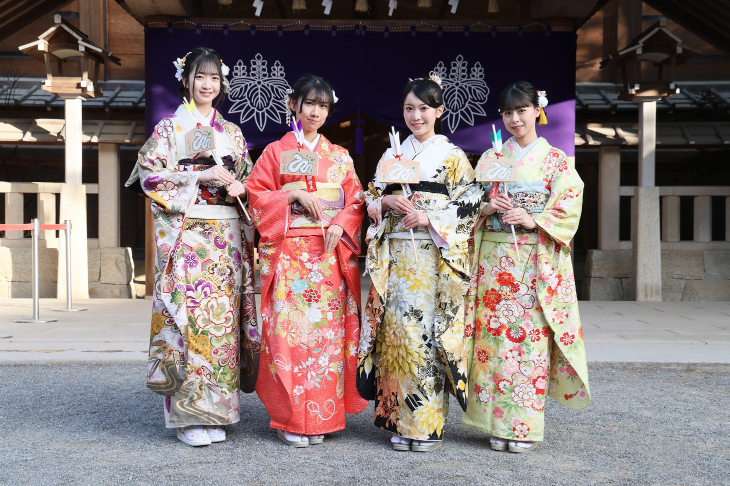 左から奥野心羽、澤田奏音、篠原京香、倉本羽菜。 ©2025 Zest, Inc. / 衣装協力：株式会社清水屋