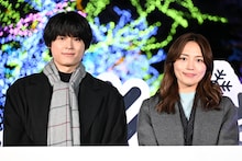 松村北斗（SixTONES）と川口春奈。