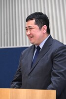 進行役の大西洋平アナウンサー。