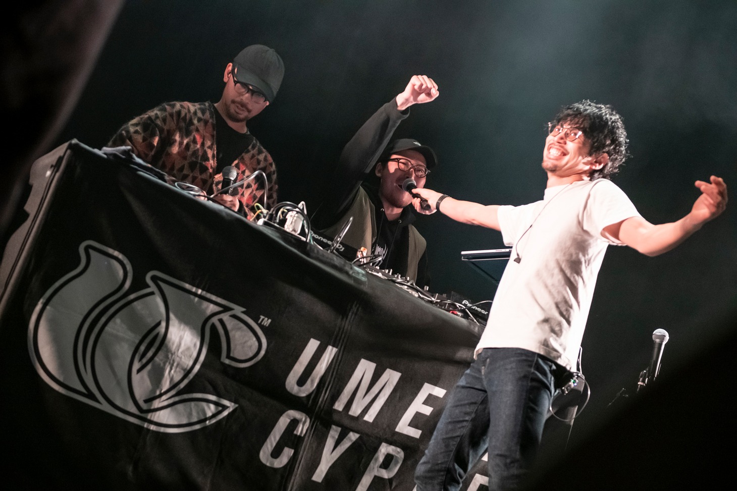 「SMA50th Anniversary×ライブナタリー “岡崎体育×梅田サイファー”」の様子。（Photo by MAYUMI）