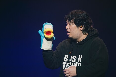 てっくんから梅田サイファーの出演費を知らされ驚く岡崎体育。（Photo by MAYUMI）