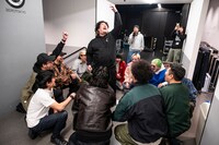 円陣を組む岡崎体育と梅田サイファー。（Photo by MAYUMI）