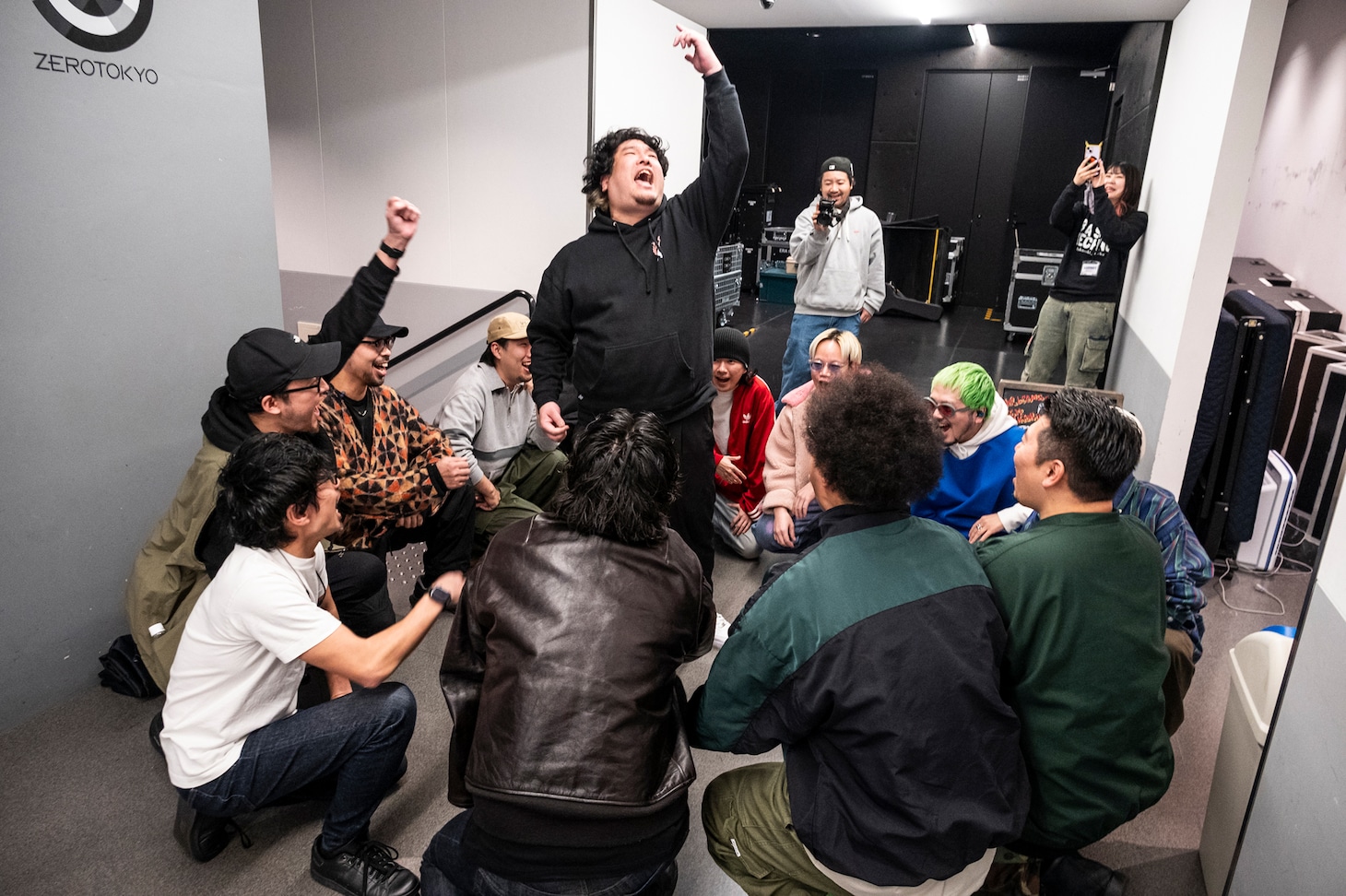 円陣を組む岡崎体育と梅田サイファー。（Photo by MAYUMI）