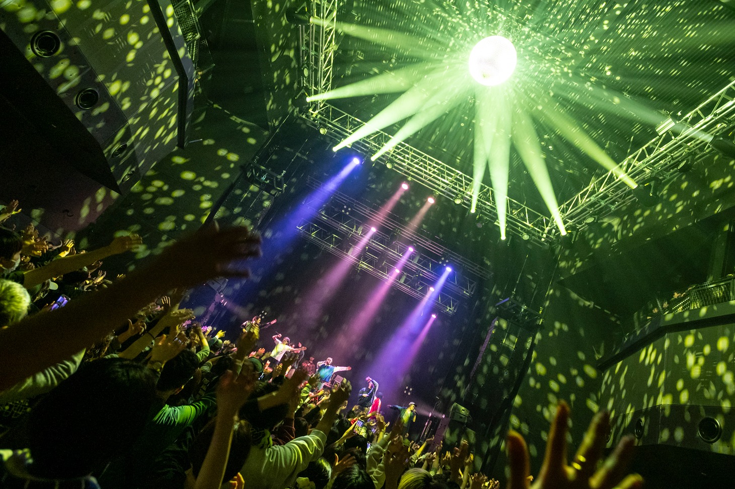 「SMA50th Anniversary×ライブナタリー “岡崎体育×梅田サイファー”」の様子。（Photo by MAYUMI）