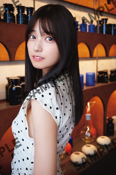 乃木坂46 五百城茉央 1st写真集「未来の作り方」封入特典ポストカードの絵柄。（撮影：藤原宏）