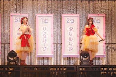 1位と2位の楽曲を発表する宮沢友と若菜こはる。（撮影：江藤はんな［SHERPA+］）