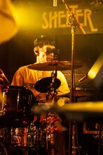 ヤノマサシ（Dr, Vo / POLYSICS）（撮影：朝岡英輔）