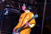 フミ（B, Vo, Syn / POLYSICS）（撮影：朝岡英輔）