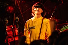 フミ（B, Vo, Syn / POLYSICS）（撮影：朝岡英輔）