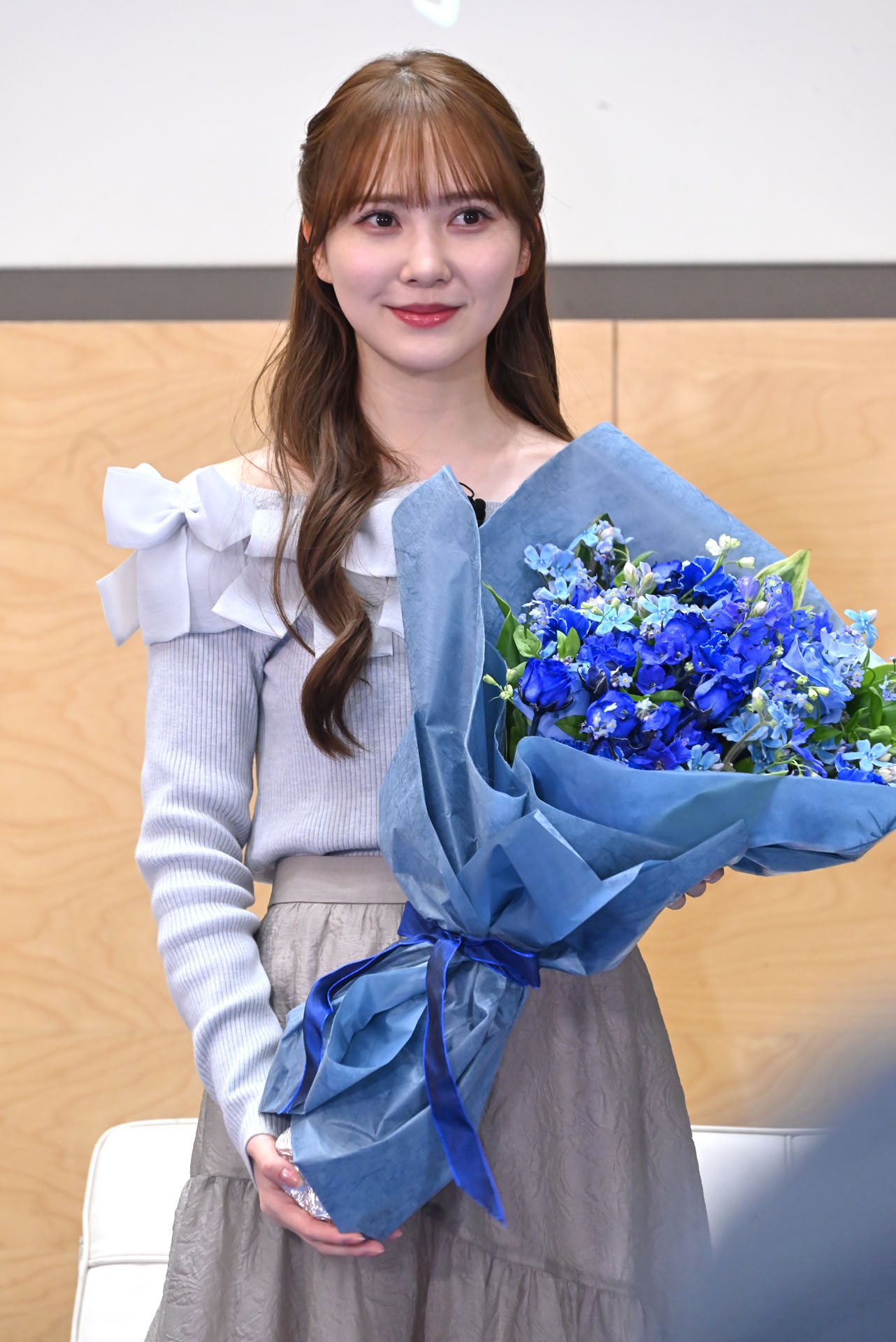 卒業祝いの花束を受け取った加藤史帆。