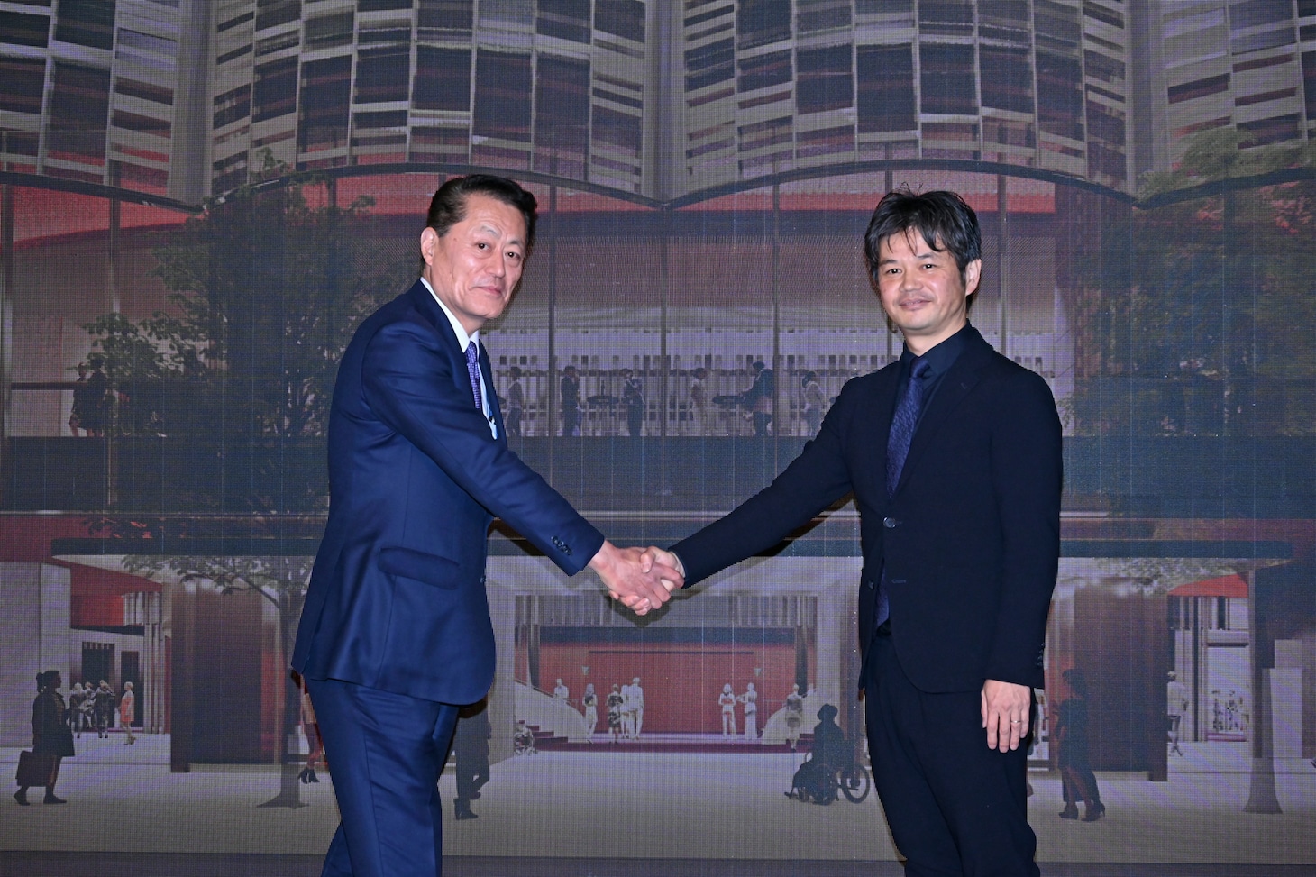 東宝株式会社エンタテインメントユニット演劇本部長・池田篤郎常務執行役員（左）と、建築家の小堀哲夫氏（右）。