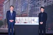 新・帝国劇場の模型を挟んで立つ東宝株式会社エンタテインメントユニット演劇本部長・池田篤郎常務執行役員(左)と、建築家の小堀哲夫氏(右)。