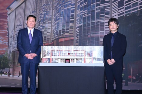 新・帝国劇場の模型を挟んで立つ東宝株式会社エンタテインメントユニット演劇本部長・池田篤郎常務執行役員(左)と、建築家の小堀哲夫氏(右)。