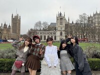 ウェストミンスター寺院と#ババババンビ。赤いロンドンバスが走る。