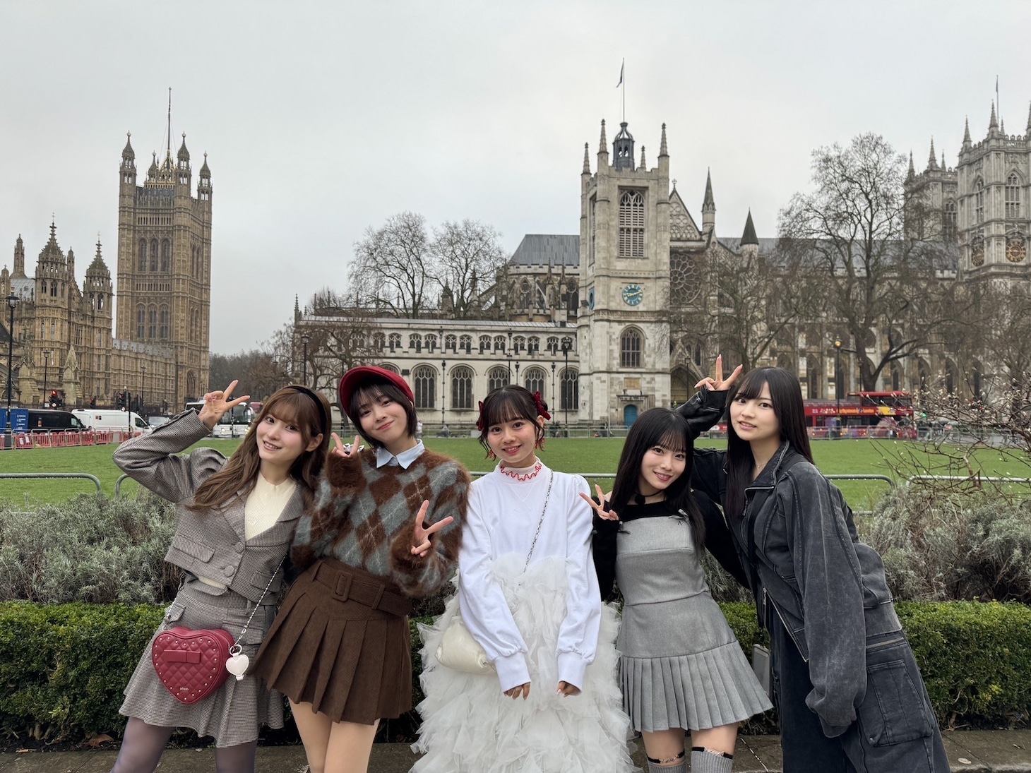 ウェストミンスター寺院と#ババババンビ。赤いロンドンバスが走る。