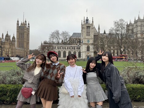 ウェストミンスター寺院と#ババババンビ。赤いロンドンバスが走る。