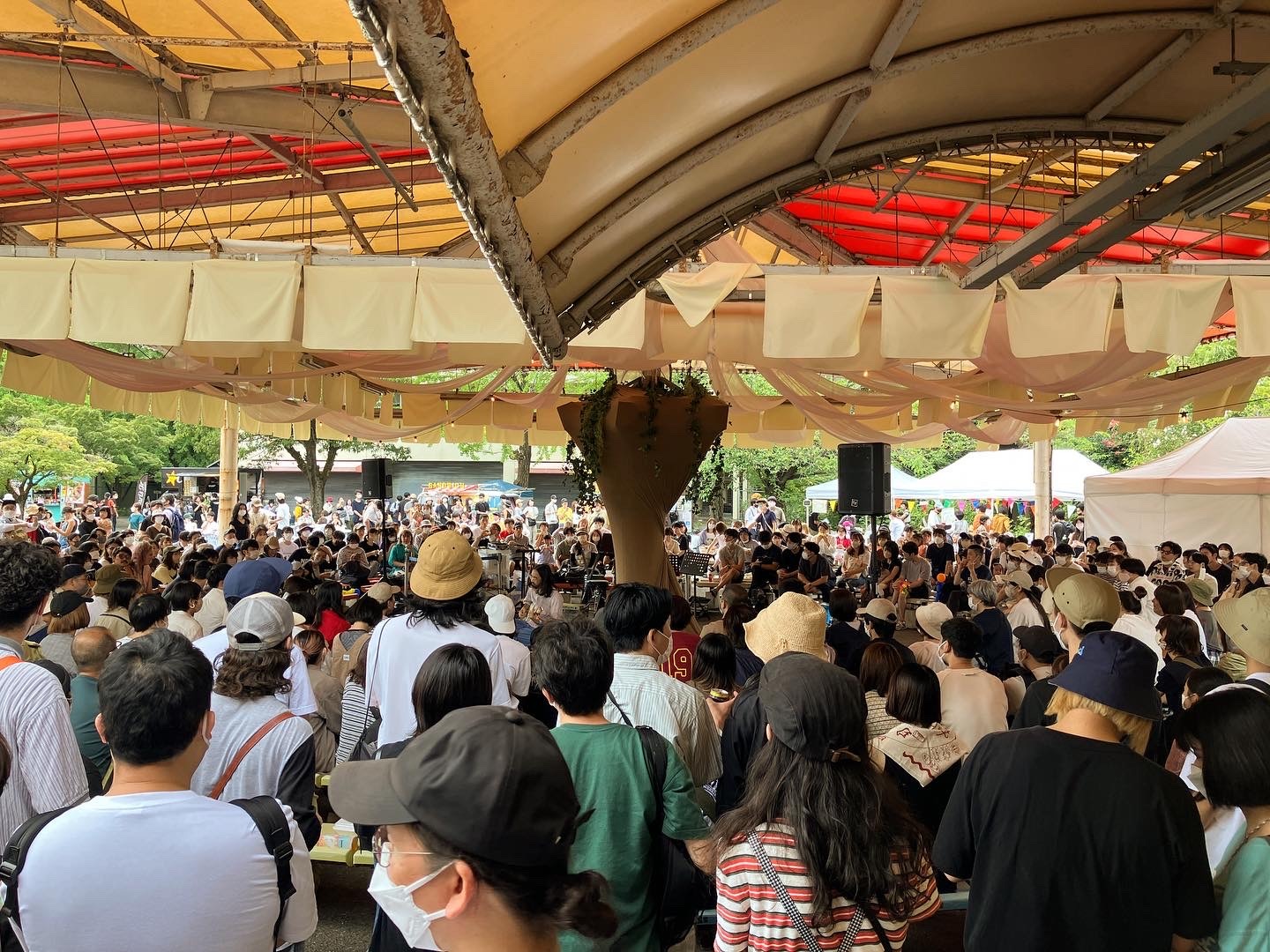 「パンと音楽とアンティーク」の様子。