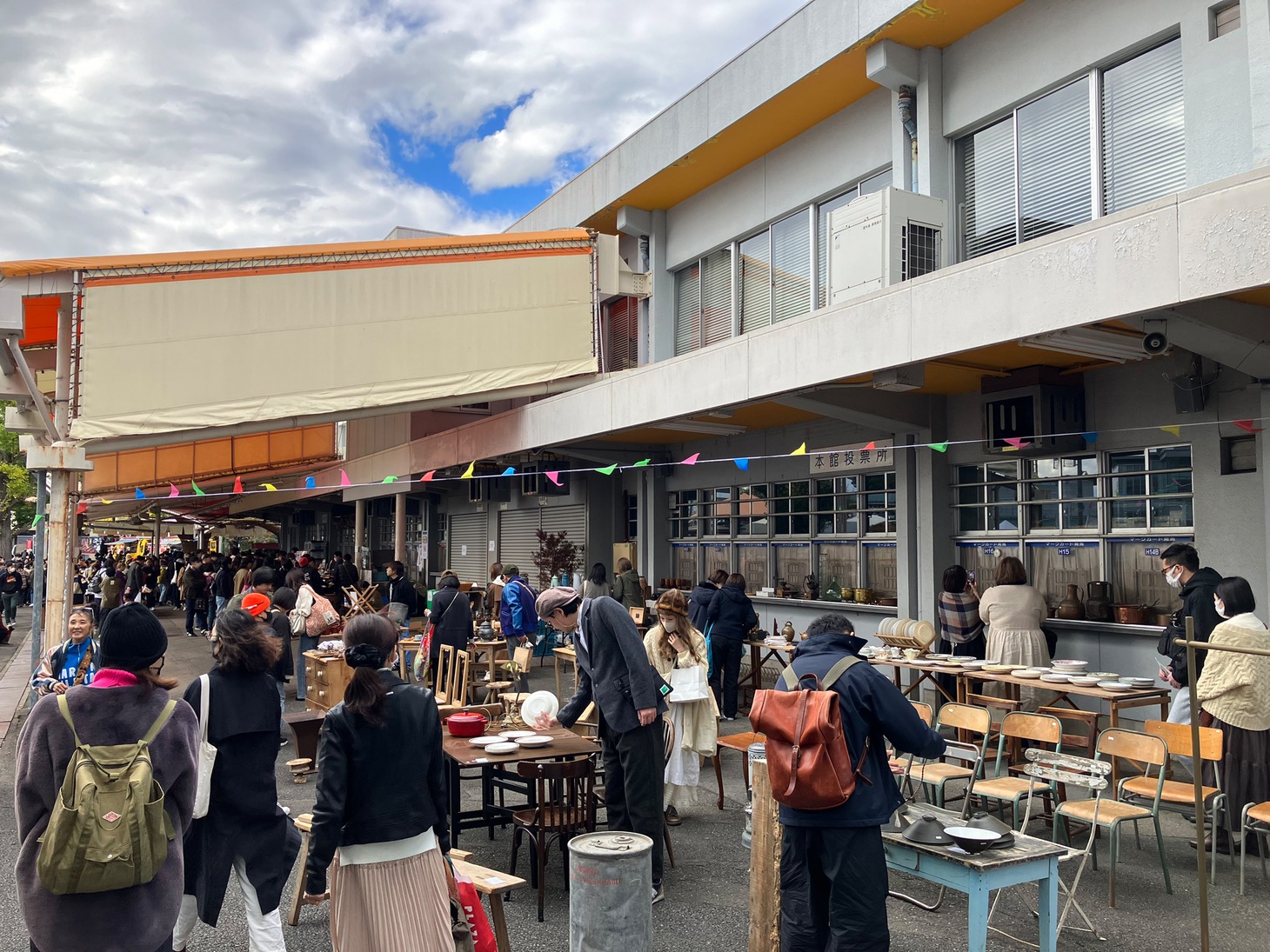 「パンと音楽とアンティーク」の様子。